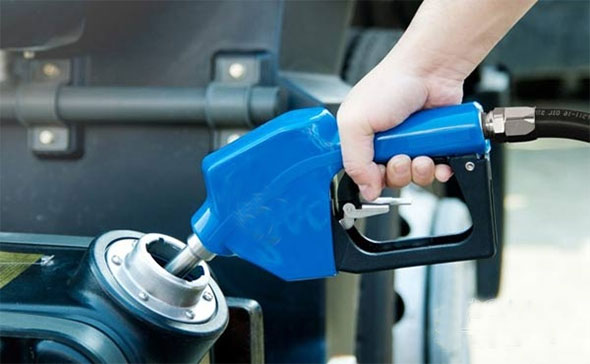 車用(yong)尿素加注時需(xu)防雜質防溢出(chū)