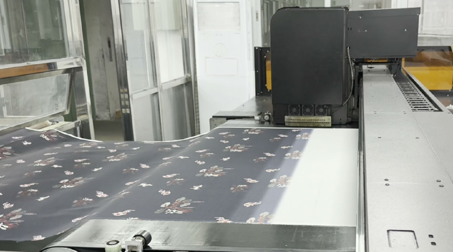 數碼印花機(ji)有一路不出墨(mo)怎麽解決?