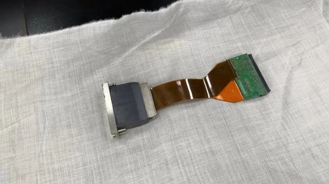 數碼印花(hua)機墨水幹(gan)在噴頭上(shang)如何清洗(xi)?